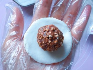 7、巧克力汤圆,放上巧克力馅儿。