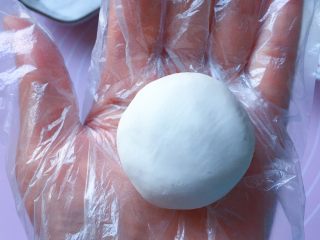 8、巧克力汤圆,包裹好巧克力后搓圆。