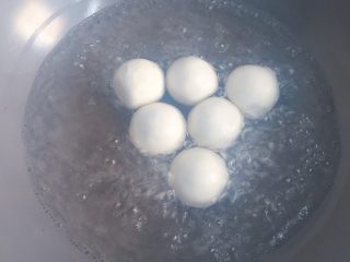 11、巧克力汤圆,锅中放入适量水烧开，放入汤圆，汤圆下锅后最好轻轻晃动一下锅子，这样可以避免粘锅，然后盖上锅盖中火煮制。