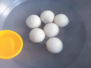 12、巧克力汤圆,烧开后加些冷水再次烧开。