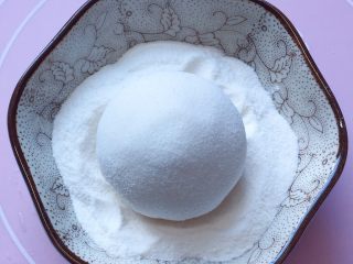 9、巧克力汤圆,搓圆后在糯米粉中滚一圈，防粘。