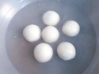 13、巧克力汤圆,待汤圆完全浮起来时，中小火再煮1分钟即可关火。