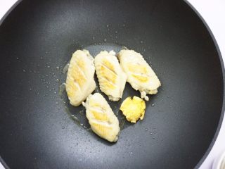 5、鹰嘴豆焖鸡翅,热锅下油，生姜放入，先把鸡翅一面煎至金黄。