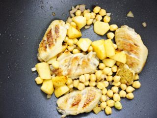 8、鹰嘴豆焖鸡翅,放入鹰嘴豆翻炒一下。