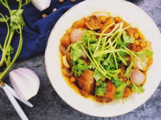 13、鹰嘴豆焖鸡翅,装好盘子，撒上香菜装饰一下。