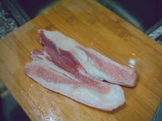 1、千张红烧肉,准备五花肉