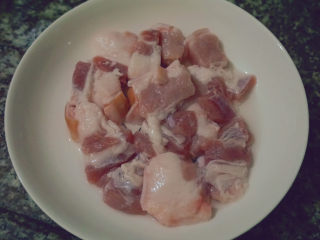 2、千张红烧肉,洗干净并切成小片