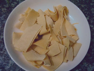 4、千张红烧肉,洗干净并将千张切成小长条