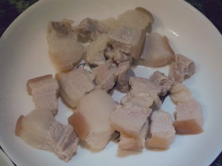 14、千张红烧肉,后捞出锅备用