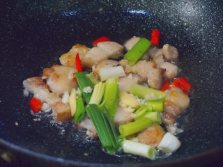 16、千张红烧肉,倒入1勺花生油，迅速倒入已准备好的配料翻炒