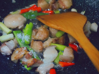 17、千张红烧肉,加入食盐