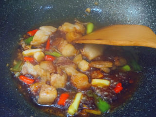 18、千张红烧肉,再倒入生抽和蚝油搅拌入味