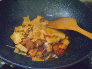 21、千张红烧肉,翻炒继续焖煮2分钟