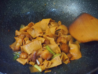 22、千张红烧肉,等待收汁即可出锅食用啦