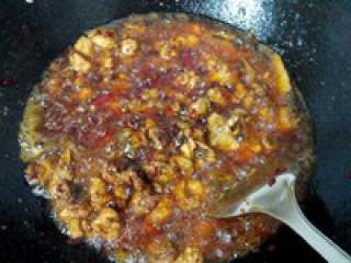 2、自制【火锅鸡】,下火锅底料和豆瓣酱炒均匀。