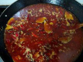 3、自制【火锅鸡】,翻炒均匀后加水大火烧开。