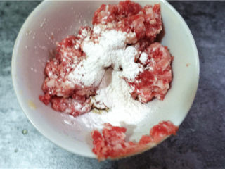 5、肉末烧茄子,肉馅里面加入生抽适量。料酒适量，生粉适量抓匀腌制十分钟。