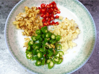 7、肉末烧茄子,姜蒜辣椒葱切好备用。