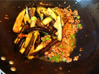 13、肉末烧茄子,放入茄子翻炒。