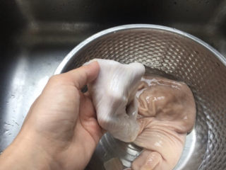 3、胡椒猪肚鸡,洗出来的猪肚雪白，而且没有腥味。