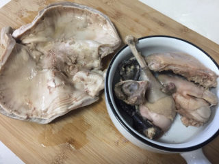 9、胡椒猪肚鸡,剪开猪肚取出鸡肉。