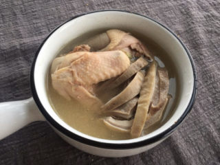 11、胡椒猪肚鸡,装盘，如果有点凉的话可以把猪肚和鸡肉放回砂锅再煮开就可以。