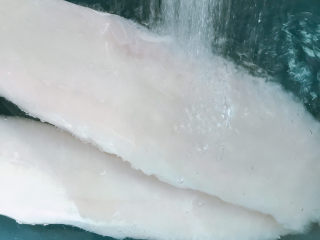 1、清蒸龙利鱼,龙利鱼冲水解冻