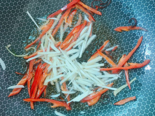 9、清蒸龙利鱼,大蒜丝炒香