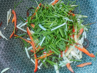 10、清蒸龙利鱼,最后放小葱段