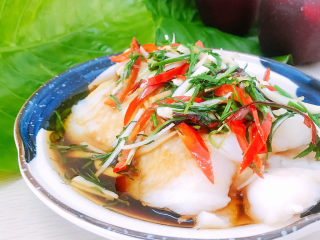 12、清蒸龙利鱼,将做好的调料汁淋在龙利鱼身上