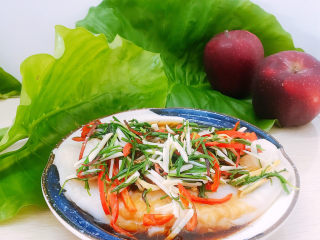 14、清蒸龙利鱼,将做好的调料汁淋在龙利鱼身上