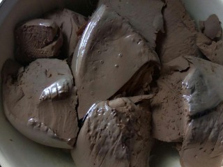 1、香水血旺,鸭血焯水后，放水中浸泡。