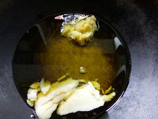 2、香水血旺,炒锅中放菜籽油、牛油和鸡油小火熔化。