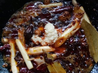 9、香水血旺,加醪糟炒香。