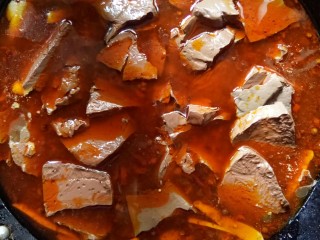 12、香水血旺,放入鸭血大火煮。