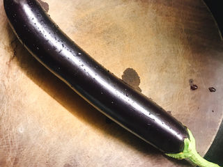 1、蒸黑茄子,准备好一条黑茄子????。