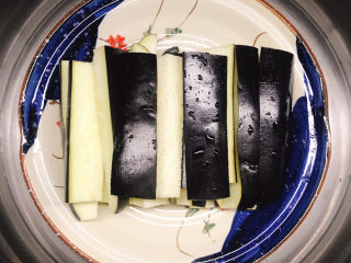 3、蒸黑茄子,放入蒸锅中大火烧开后转中小火蒸10分钟。