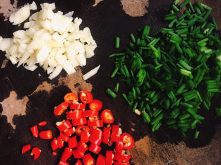 5、蒸黑茄子,小米辣、大蒜、小葱切碎备用。