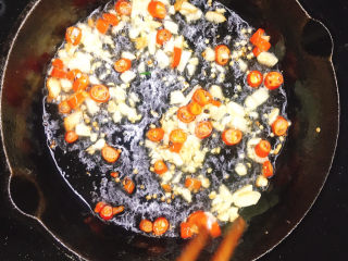 8、蒸黑茄子,炒出香辣味。