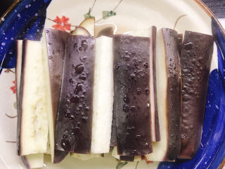 10、蒸黑茄子,将蒸好的茄子从锅中取出。