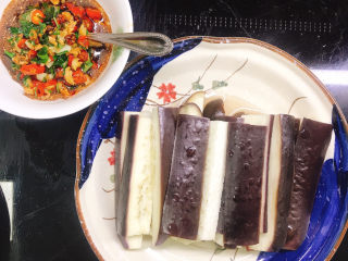 11、蒸黑茄子,小米辣搭配调料碗中拌匀。