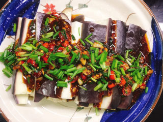 14、蒸黑茄子,将剩下的小葱撒在上面。