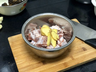 5、豆豉剁椒蒸排骨,加入排骨中