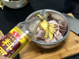 6、豆豉剁椒蒸排骨,加一汤匙料酒