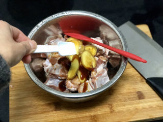 9、豆豉剁椒蒸排骨,少许食盐