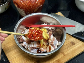 12、豆豉剁椒蒸排骨,加入一勺剁椒