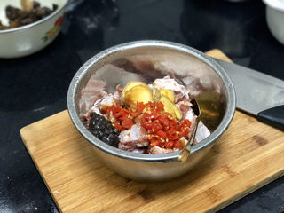 13、豆豉剁椒蒸排骨,加入一勺豆豉，可以切碎，阿晨偷懒没有切