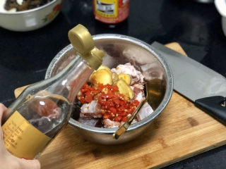 14、豆豉剁椒蒸排骨,最后加入一小勺麻油或熟油