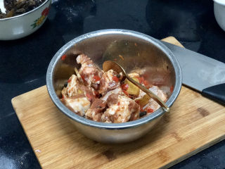 15、豆豉剁椒蒸排骨,搅拌均匀