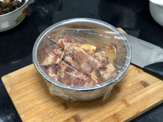 16、豆豉剁椒蒸排骨,蒙保鲜膜腌制一小时以上入味